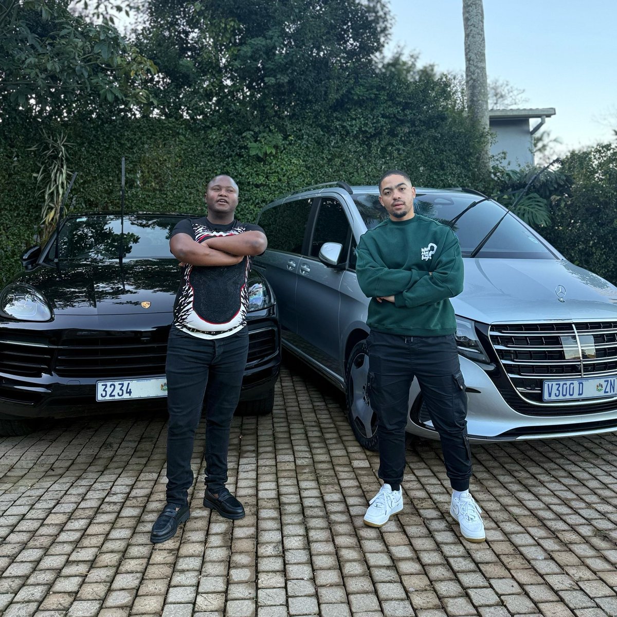 Man's like <a href="/BIRDMAN5STAR/">BIRDMAN</a> 💸 &amp; Man's like <a href="/Drake/">Drizzy</a> 🎤
#NewProfilePic