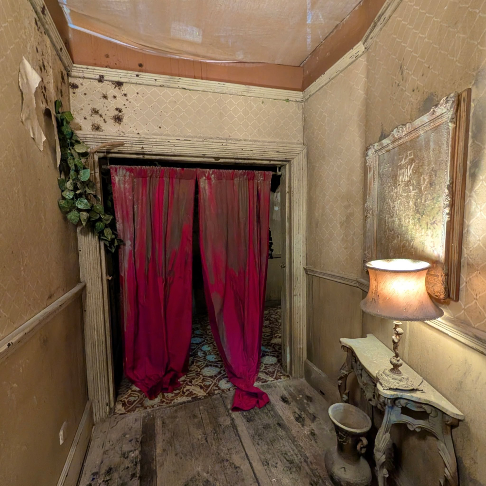 Hysteria in Boothill ha sido renovada este año con nuevas escenas, incluyendo un nuevo desenlace en el pasillo final y más apariciones del espíritu del hijo de los McGregor 🧟. Hysteria in Boothill es una producción de Adventure Labs y Spatial Voyagers.