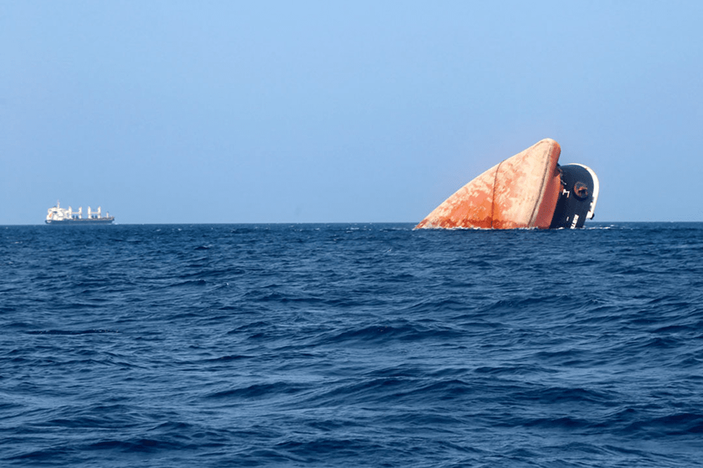 themaritimenet's tweet photo. Off Hodeida, the ship had a close call due to an error in the radar and communication systems, but the crew was not hurt. At sea, digital threats are real and growing. Are we prepared?
#redsea #maritimesecurity #hodeida #sea https://t.co/7zaOAQEySx