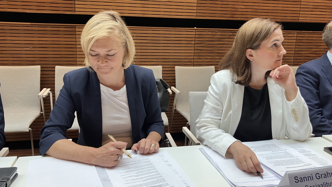 Ministerit <a href="/MariPSRantanen/">Mari Rantanen</a> ja <a href="/sannigrahn/">Sanni Grahn-Laasonen 🇺🇦</a> keskustelivat tänään viranomaisten ja asiantuntijoiden kanssa alfa-PVP-huumeesta. Kyseessä on monitahoinen ongelma, jonka ratkomiseen tarvitaan laajaa yhteistyötä.  <a href="/Sisaministerio/">Sisäministeriö</a>

Lue lisää: stm.fi/-/ministerit-g…

#huumeet