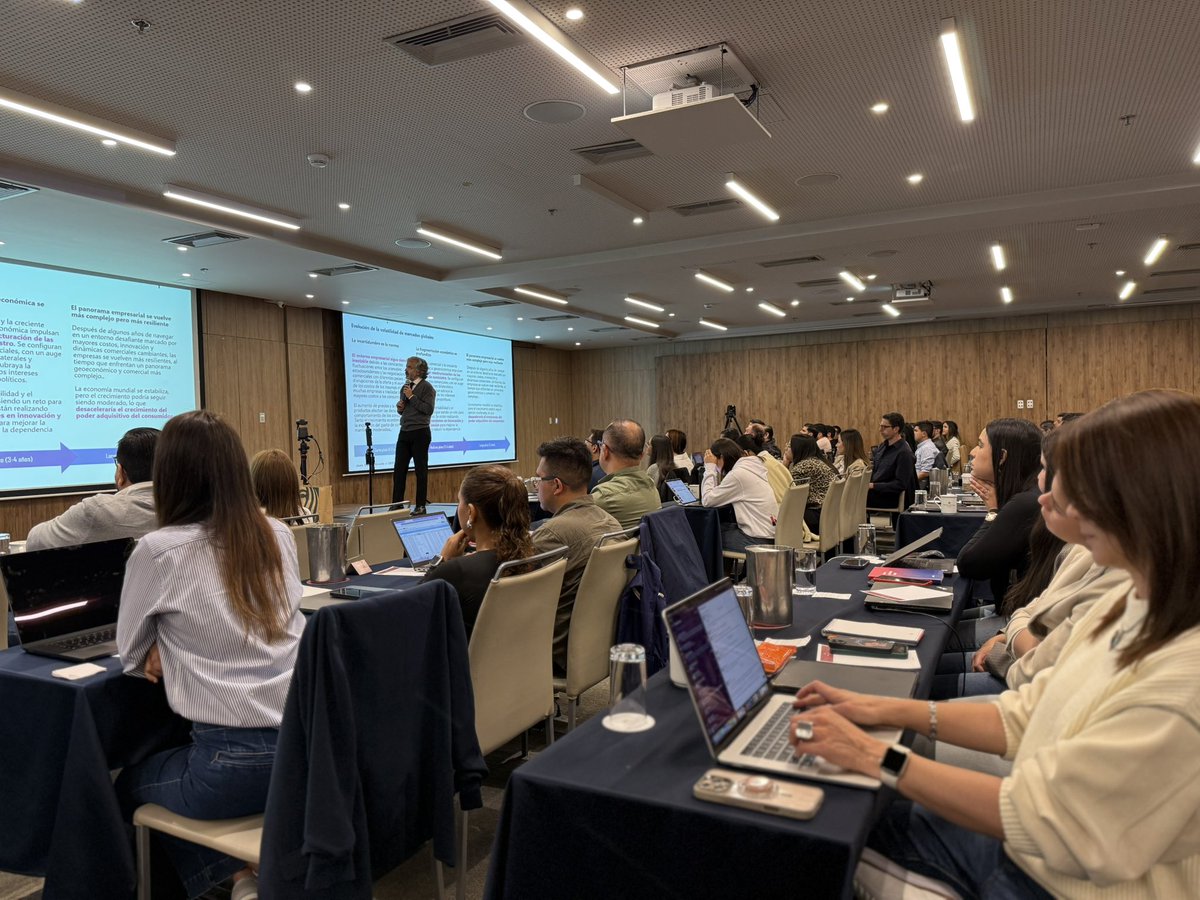 Hoy no se trata de decir “voy a regalar X o Y aparato”. Algo tan simple… hoy hay que utilizar lo que tenemos: los dispositivos móviles traen inteligencia artificial en sus procesadores. ¡El reto es saber usarla!

La IA no es un lujo, es la herramienta para:
✔️ Hacer visibles a