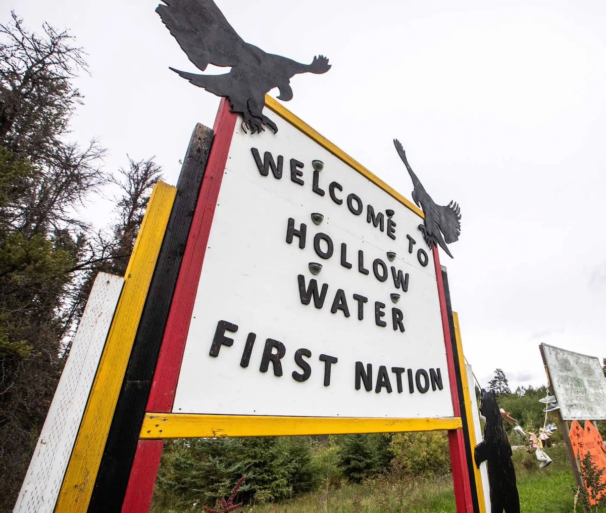 GalacticScope's tweet image. 🚨🇨🇦 Tragedy in Manitoba 🚨

A night of horror struck Hollow Water First Nation as a violent stabbing rampage left 1 young woman dead and 8 others injured. #Manitoba #Canada #HollowWater 

The 18-year-old victim was killed by her 26-year-old brother, who later died after…
