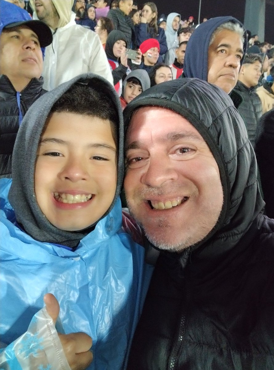 JavierSanchezPy's tweet photo. Había que estar y estuvimos!! Nos cagamos de frío pero firmes contigo @Albirroja!! Estamos en el Mundial de la mano del Profe Alfaro!! Vamos carajo! 🥶🏟️🇵🇾⚽✈️🇺🇲🇨🇦🇲🇽 https://t.co/jyvqVOvhxJ
