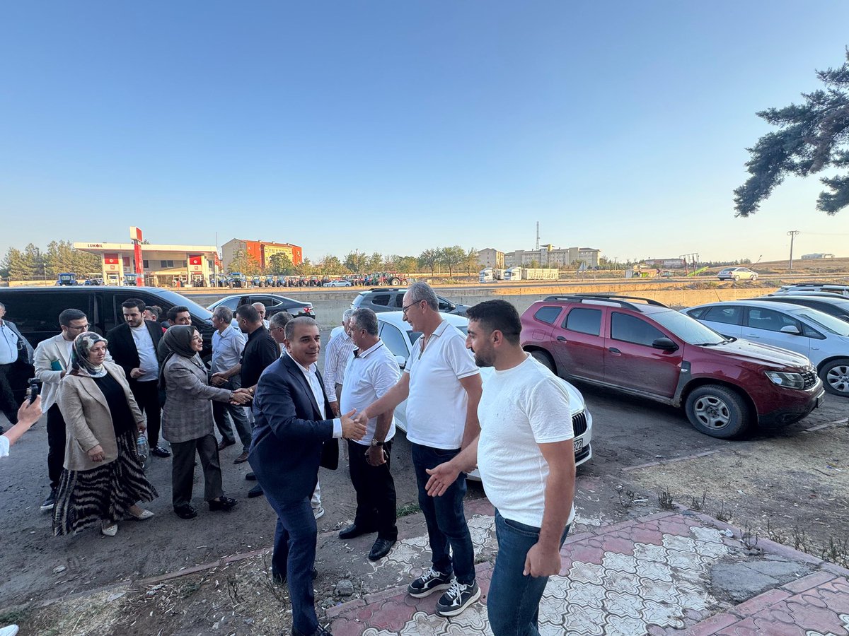 AK Parti Şanlıurfa Milletvekilimiz ve Genel Merkez Çevre, Şehircilik ve İklim Değişikliği Komisyonu Başkan Yardımcısı Sayın Cevahir Asuman Yazmacı ile AK Parti İlçe Başkanımız Sayın Muzaffer Cengiz Özaydın’ın katılımıyla;

Bugün ilçemizde gerçekleştirilen Türkiye Yüzyılı