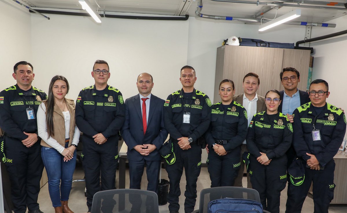 EducacionPonal's tweet photo. Avanzamos junto al @mindefensa en la centralización de esfuerzos educativos para el sector defensa, fortaleciendo ciencia policial, bilingüismo y profesionalización en el tránsito hacia la universidad. #diepo https://t.co/c4UzPprJaI