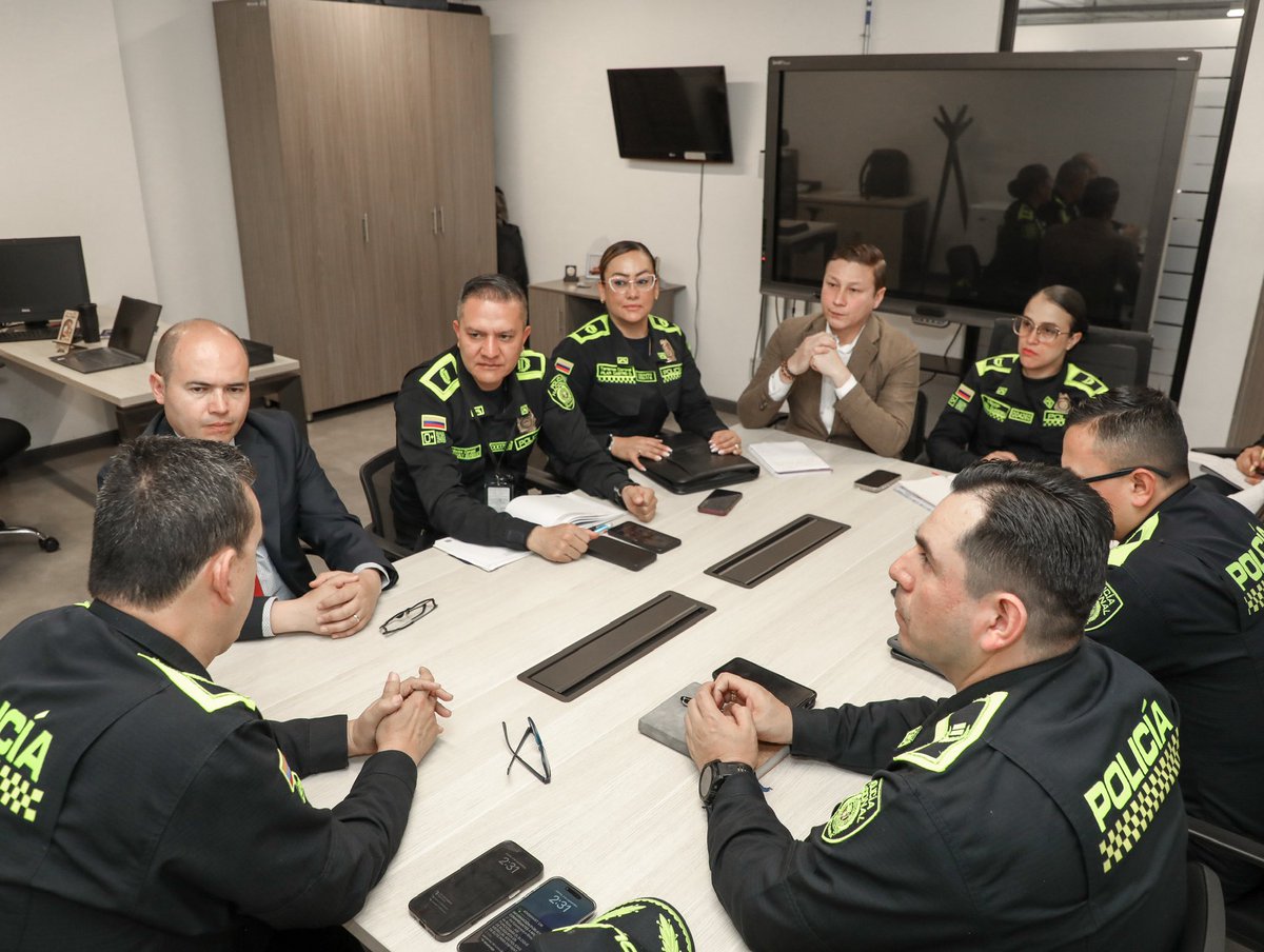 EducacionPonal's tweet photo. Avanzamos junto al @mindefensa en la centralización de esfuerzos educativos para el sector defensa, fortaleciendo ciencia policial, bilingüismo y profesionalización en el tránsito hacia la universidad. #diepo https://t.co/c4UzPprJaI