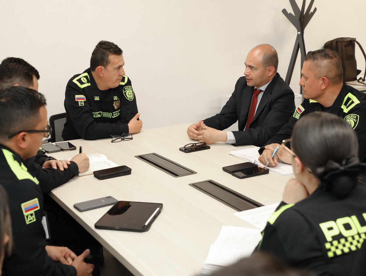 EducacionPonal's tweet photo. Avanzamos junto al @mindefensa en la centralización de esfuerzos educativos para el sector defensa, fortaleciendo ciencia policial, bilingüismo y profesionalización en el tránsito hacia la universidad. #diepo https://t.co/c4UzPprJaI