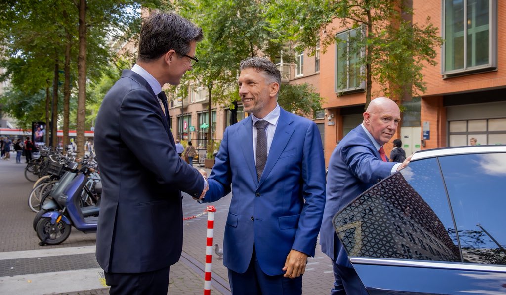 Een bijzondere dag vandaag! Vanochtend benoemd door koning Willem-Alexander, daarna door naar de ministerraad en vanmiddag een mooie ontvangst op het ministerie. Ik kijk ernaar uit om aan de slag te gaan.