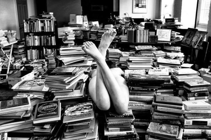 Tra un mare di libri scorgerò la tua espressione assorta di lettrice accanita e sfoglierò i tuoi piaceri tra i segnalibri preferiti...