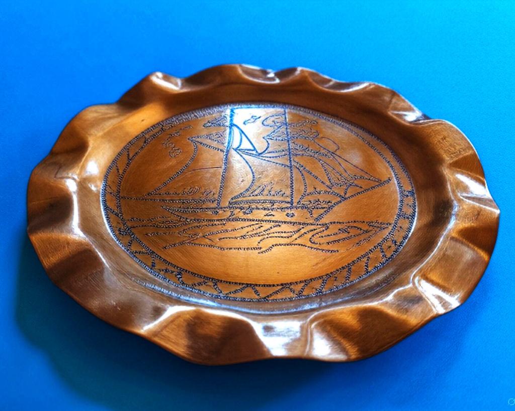 Copper20180711's tweet photo. Handmade Copper Clock Plate (1992, Greece) ⏰✨
Hammer-formed copper, chased floral motifs, scalloped rim, quartz movement.
Paired with yesterday’s copper plate — a true set of Greek craft. 🇬🇷🛶
#CopperCraft #GreekArt #VintageClock #1992 #Chasing #Pair https://t.co/wXnvH7yqNJ