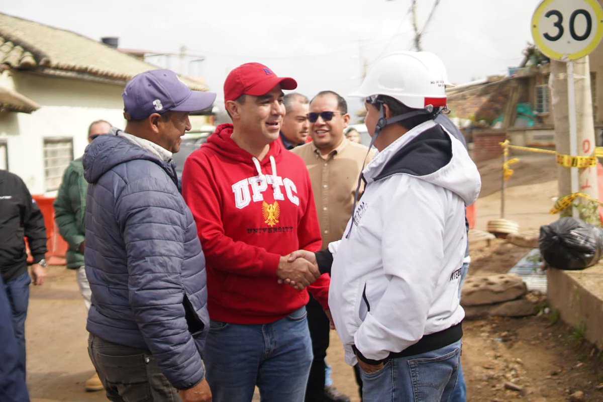 🔴 Sogamoso se construye con amor y compromiso ❤️
🚧Hoy el alcalde <a href="/mauriciobarong/">Mauricio Baron G</a> recorre las obras que transforman vidas.
En La Reforma, más de 300 familias se benefician con redes renovadas de acueducto, alcantarillado y pluvial.
 #Sogamoso
#CiudadDelSolPuebloDeAcero