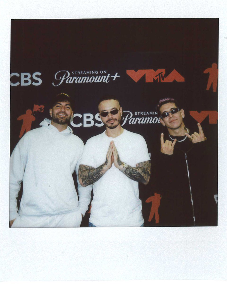 mtvitalia's tweet photo. Direttamente dalle prove dei #VMA, @jbalvin, @jquiles e @lennytavarez 🤩
#VMAs #JBalvin #LennyTavarez #JQui #JustinQuiles
Non perderti i VMAs 2025 lunedì 8 settembre dalle 21 con il pre-show e show su MTV (Sky 131, 122 di Sky Glass) e dalle 22 anche su MTV Music (Sky 132 e 704, 123 di Sky Glass)