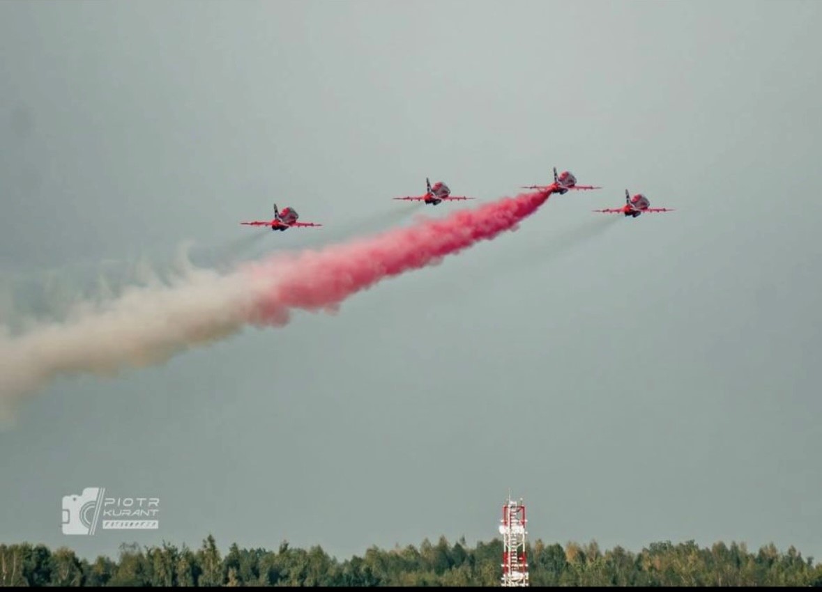 RoyalAirForce's tweet image. We are deeply saddened by the loss of Polish Air Force F-16 pilot, Major Maciej “SLAB” Krakowian.

The Red Arrows performed the Missing Man formation as they departed Warsaw Radom Airport: a mark of respect for a fellow aviator.

Błękitne niebo (blue skies), forever. 🇵🇱 🤝 🇬🇧