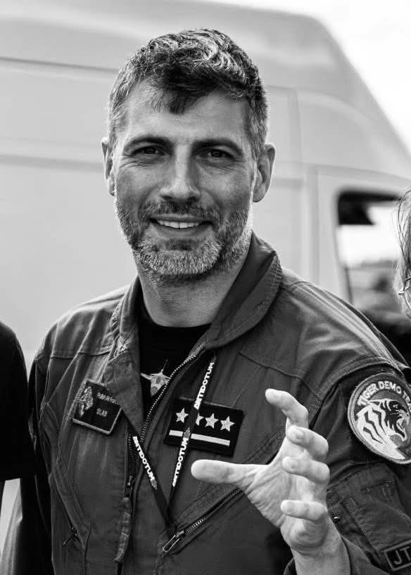 RoyalAirForce's tweet image. We are deeply saddened by the loss of Polish Air Force F-16 pilot, Major Maciej “SLAB” Krakowian.

The Red Arrows performed the Missing Man formation as they departed Warsaw Radom Airport: a mark of respect for a fellow aviator.

Błękitne niebo (blue skies), forever. 🇵🇱 🤝 🇬🇧