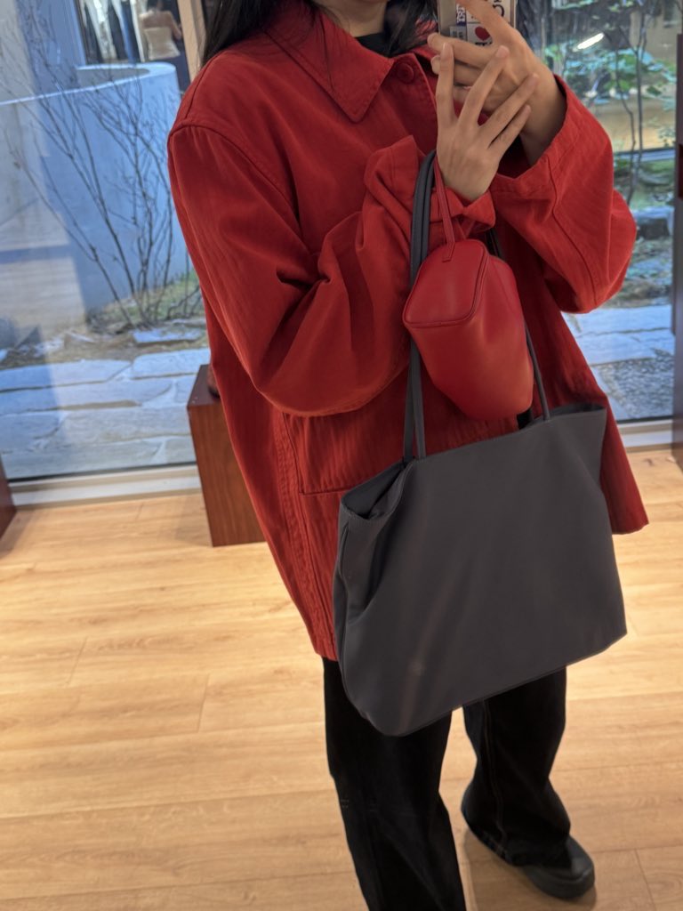 codelow's tweet photo. 이번 뉴욕에서 사온 것 중에 제일 애착템 된 거.. 88불짜리 aritzia 나일론 가방인듯 진짜 산 날 이후로 하루도 몸에서 떨어진 날이 업슴 https://t.co/MmwFhRsq0G