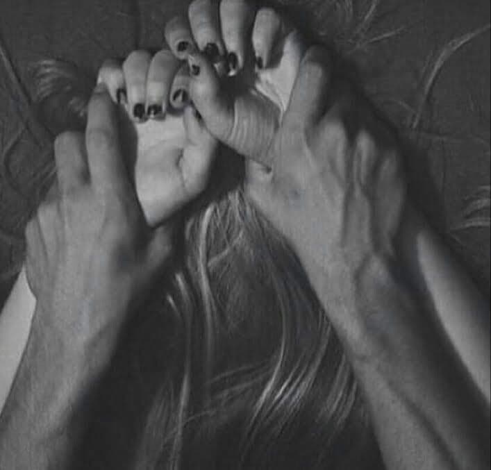 Con forza ti stringerò, vibrerò tra le tue dita, sangue scorrerà in vertigini di calore e saremo intreccio di poderosa tenerezza...