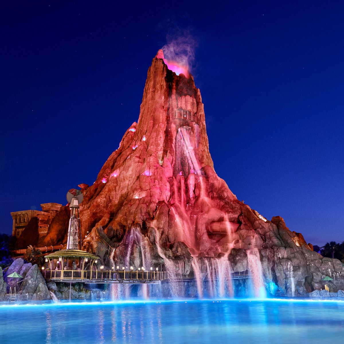 UniversalORL's tweet image. Happy Friday aka 1st night of Volcano Bay Nights aka the best night of the week. 👀🌋