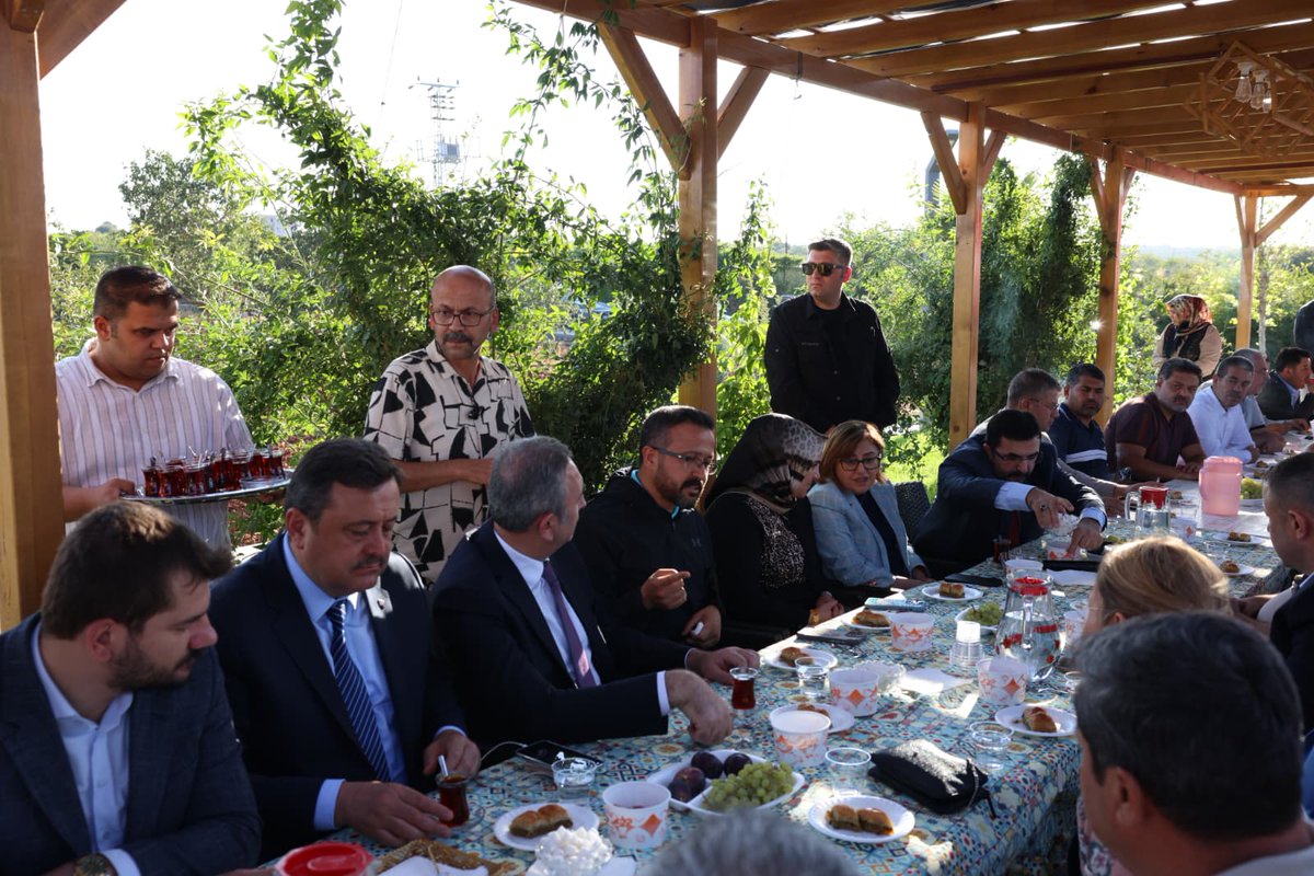 AKPartiG_Antep's tweet photo. Grup Başkan Vekilimiz Sayın Abdulhamit Gül, İl Başkanımız Sayın Fatih Muhaddis Fedaioğlu, GBB Başkanımız Sayın Fatma Şahin, Milletvekilimiz Sayın Derya Bakbak, İl Gençlik Kolları Başkanımız Sayın Mustafa Durmuş ve il yönetim kurulu üyelerimizle birlikte, elim bir kaza geçiren Önceki Dönem Şehitkamil İlçe Başkanımız Sayın Mehmet Yılmaz’a geçmiş olsun ziyaretinde bulundu.

Yüce Allah’tan acil şifalar diliyor, dualarımızın kendisiyle olduğunu ifade ediyoruz.  

@abdulhamitgul 
@fmfedaioglu 
@FatmaSahin 
@deryabakbak27 
@avmustafadurmus 
@mehmetyilmazmy_ 
@Akparti