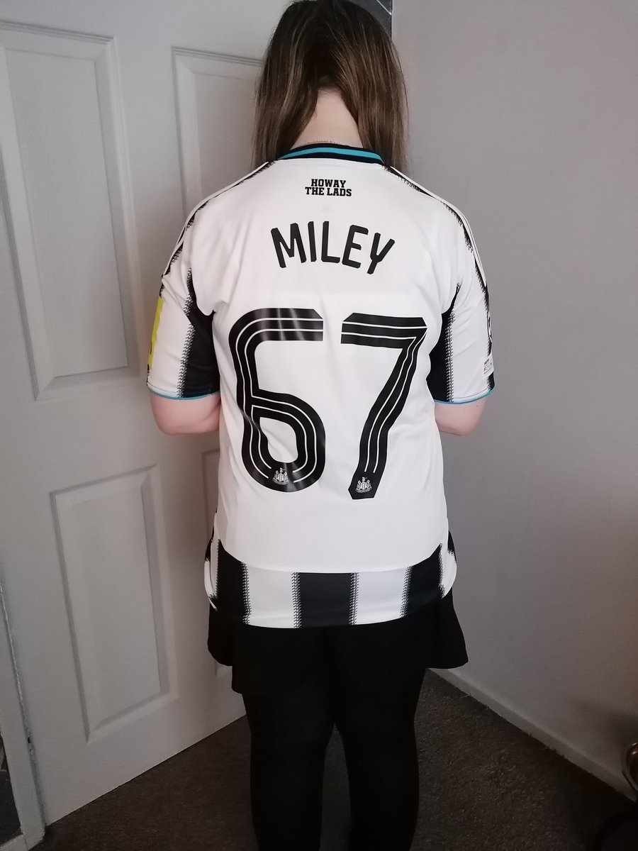 LisaFurlong84's tweet photo. My daughter Mia has waited very very patiently since early june to get her favorite toon player @LewisMiley1   name and number on the back of her shirt. She is so happy ⚽🖤🤍🖤🤍⚽6️⃣7️⃣ https://t.co/LOT55g0yBi