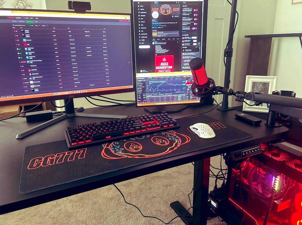 Cryptoguy777's tweet photo. Desk is finally starting to take shape. Just a few more pieces https://t.co/UMGBu6d0ll