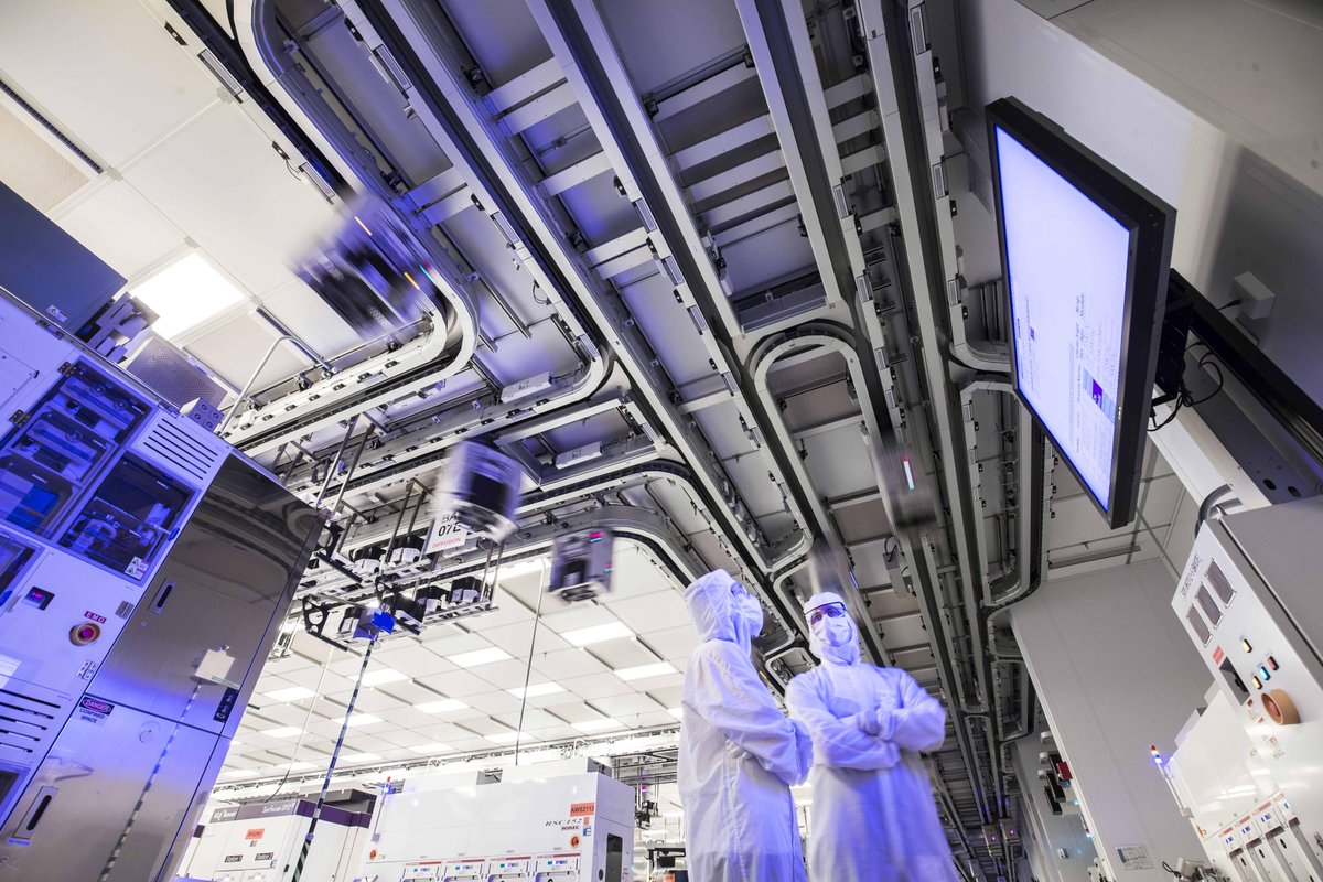 Synopsys's tweet photo. 🧑‍🎓 We're launching a pilot for hands-on chip design in university classrooms with @GlobalFoundries! 40+ schools will join the ‘design to tapeout’ curriculum, lowering barriers &amp; empowering future engineers with #EDA tools. More: https://t.co/EDNZvkAK3M #SARAProgram https://t.co/e8KxR9MuIb