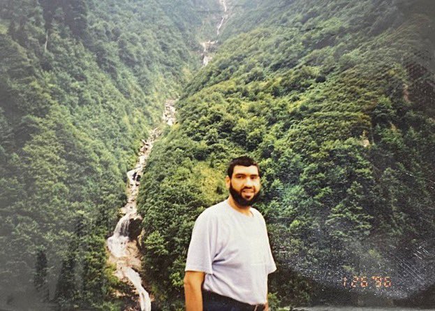 تمر الأيام وتتصرم السنين وتبقى الذكريات تحمل في طياتها مواقف خالدة وشاهدة على أولئك الأشخاص الذين نحمل لهم في قلوبنا مشاعر صادقة ملؤها الوفاء والذكر الحسن .

في مساء كل يوم جمعة تمر أطياف خالدة ونفوس نقية غادرت هذه الحياة الفانية ، غادروا أجسادًا ولكن ملامحهم وأثرهم وصورهم بقيت