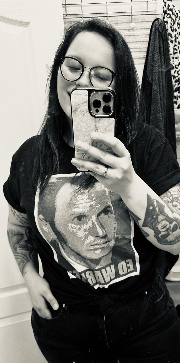 ClulessEdWarren's tweet photo. GUESS WHAT TIME IT IS 😭😭 https://t.co/aKrPPPg2vr