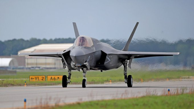 AndrewsAbreu's tweet photo. #URGENTE Departamento de Defensa de EEUU ha ordenado el despliegue de 10 aviones F-35 Lightning II en un aeródromo en Puerto Rico para combatir a los cárteles, mientras la acumulación de activos navales y aéreos estadounidenses continúa creciendo en el sur del Caribe. https://t.co/AIFfzKmwp2