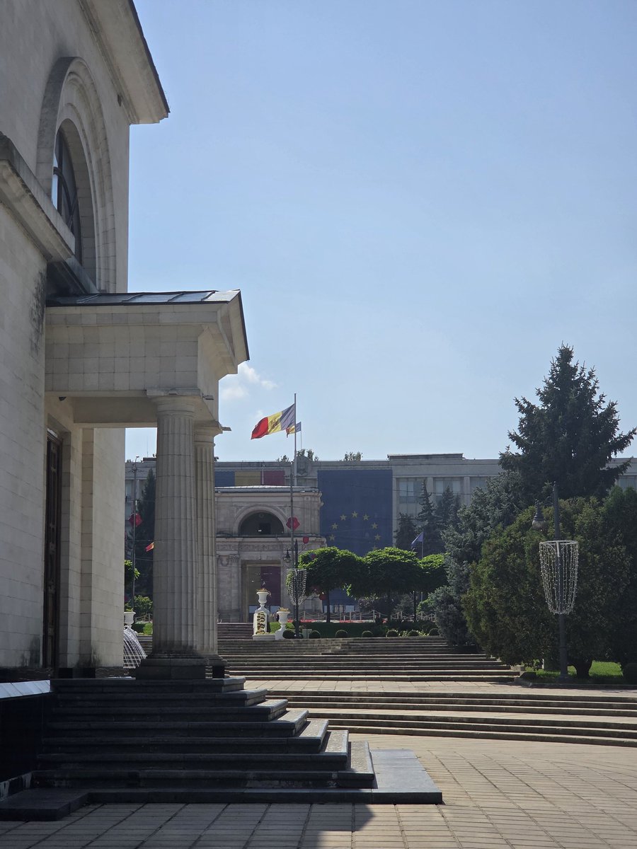 eyilmaz_mx's tweet photo. #Moldovia 🇲🇩 es el país menos visitado de #Europa 🇪🇺. Su capital #Chişinău tiene muy pocas atracciones turisticas. De todos modos no quedamos con la curiosidad 😊
@MegaTravel_MX #somosincreibles
#Moldova 🇲🇩 https://t.co/MpYpwpjmcs