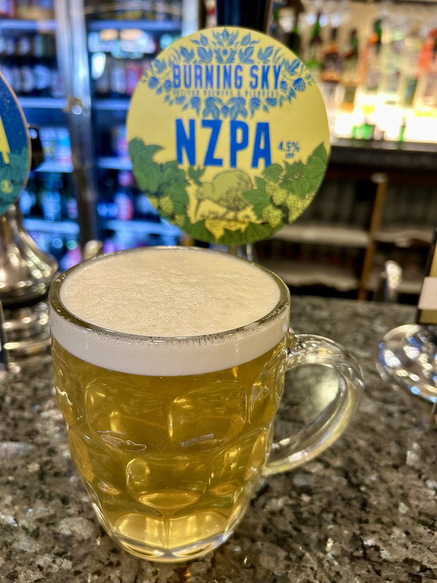 Cracking start to Friday pints... 
Burning Sky NZPA (4.5%), packed with Nelson Sauvin &amp; Motueka hops 😊