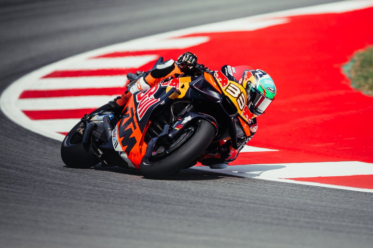 soykoli's tweet image. IMPRESIONANTES rendimientos de las #KTM en #MotoGP: 1-2 para #Binder/#Acosta.

3-4 para los hermanos #Márquez: #Alex/#Marc.

INCRÉDULO: #Bagnaia 21 con #Ducati.

El CAMPEÓN Jorge #Martín quedó 18°. Flojo rendimiento.

REAPARECIÓ #Ogura, 10°.