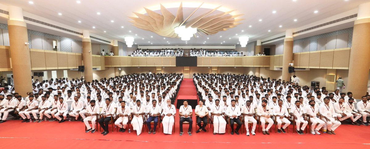 Udhaystalin's tweet photo. இந்திய ஒன்றியத்தின் அரசியல் திசையைத் தீர்மானிக்கும் தி.மு.கழகத்தின், ஆற்றல்மிகு அணியான நம் @dmk_youthwing-க்கு ஒன்றியம்-நகரம்-பகுதி-பேரூர்களைத் தொடர்ந்து கிளை-வார்டு-பாகம் வரை உள்ள அமைப்புகளுக்கு நிர்வாகிகளை நியமித்து வருகிறோம்.

சென்னை கிழக்கு மாவட்டத்துக்கு உட்பட்ட துறைமுகம், எழும்பூர் மற்றும் வில்லிவாக்கம் ஆகிய சட்டமன்றத் தொகுதிகளில் உள்ள வார்டுகளிலும் பாகங்களிலும் புதிதாக நியமிக்கப்பட்ட இளைஞர் அணி அமைப்பாளர் மற்றும் துணை அமைப்பாளர்களை, இன்று அண்ணா அறிவாலயம், கலைஞர் அரங்கத்தில் சந்தித்து ஆற்றவேண்டிய கழக-கொள்கைப் பணிகள் குறித்து உரையாற்றினோம். 

2026-சட்டமன்றத் தேர்தலில் வரலாறு படைக்க, கழக இளைஞர் அணி கடமையாற்றும். 

@arivalayam @PKSekarbabu @Joel_Dmk @VanavilVijay