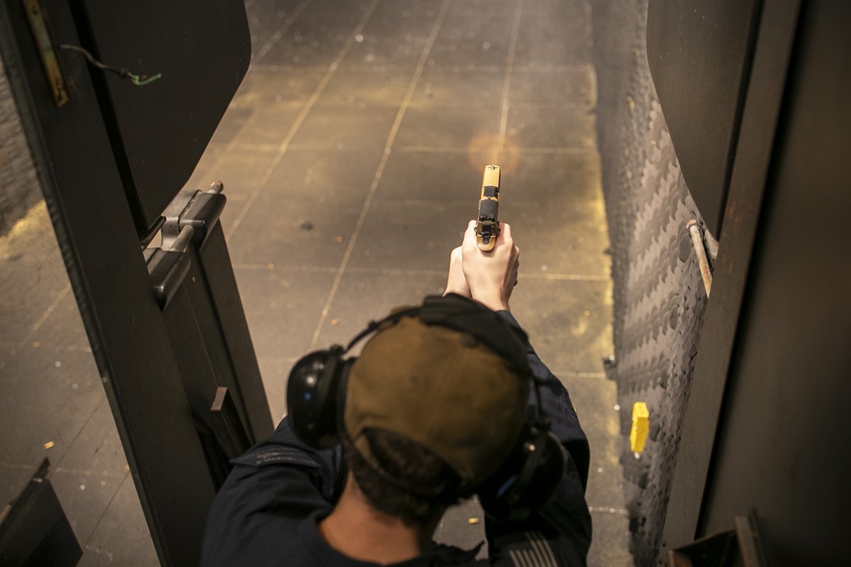 USNavy's tweet photo. Nothing says Friday like Navy firepower in action. ๐ฅโ #LiveFireFriday
Sailors around the Fleet hone their marksmanship skills:
1๏ธโฃ Gunnerโs Mate Seaman Summer Christian and Gunnerโs Mate 2nd Class Christian Darling, assigned to the Wasp-class amphibious assault ship USS Kearsarge (LHD 3), participate in a live fire demonstration using the Mark 38 25mm Machine Gun System. ๐ธ MCSR Chase McDaniel
2๏ธโฃ Aviation Boatswainโs Mate (Handling) 3rd Class Nicholas Jackson, from Richmond, Virginia, assigned to amphibious assault carrier USS Tripoli (LHA 7), shoots an M18 pistol during a gun shoot onboard Commander Fleet Activity Sasebo. ๐ธ MCSN Paul LeClair
3๏ธโฃ Gunnerโs Mate 2nd Class Brodie Faessen fires an M240 machine gun during a live-fire exercise aboard the Arleigh Burke-class guided-missile destroyer USS Bainbridge (DDG 96) in the Barents Sea above the Arctic Circle. ๐ธ MC2 Alice Husted
4๏ธโฃ Construction Mechanic Constructionman Singin Fay, assigned to Naval Mobile Construction Battalion (NMCB) 3, fires a shotgun during a qualification course on Naval Base Ventura County range. ๐ธ MC2 August Clawson
#USNavy #Lethality #Warfighting #Readiness #PeaceThroughStrength