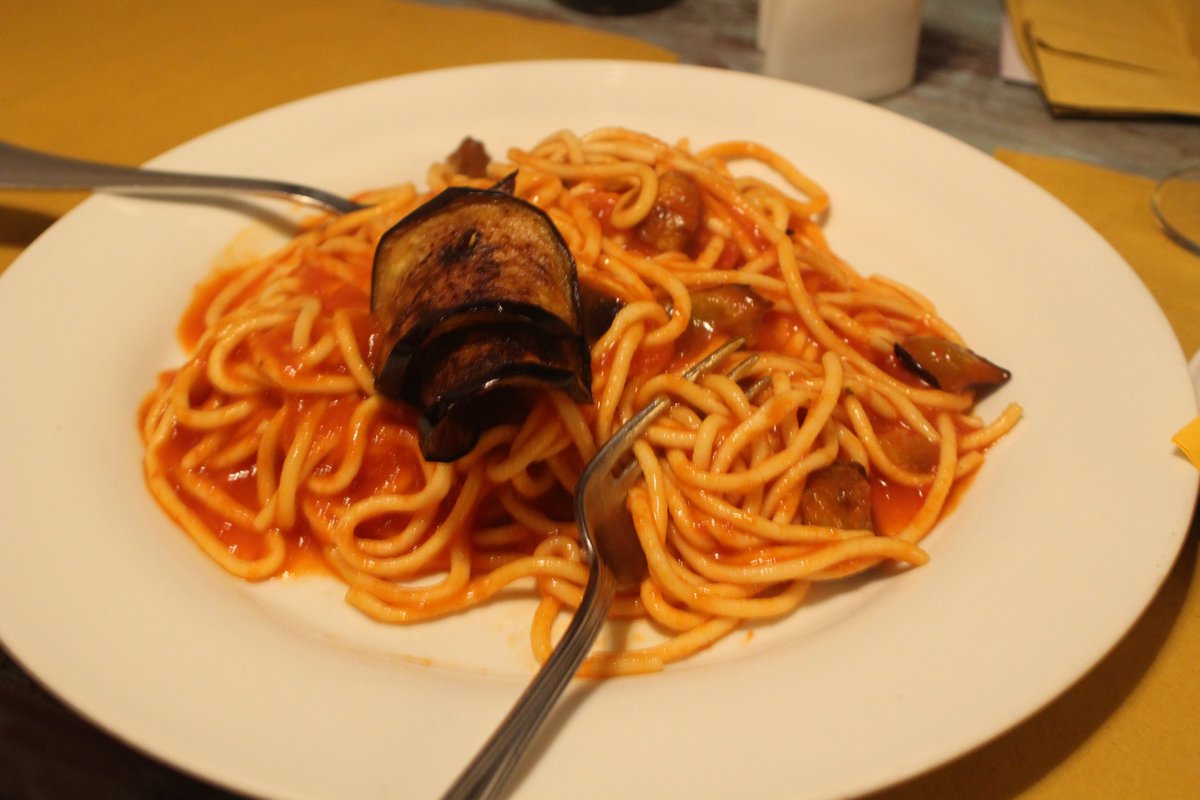 Foodie Friday! On this episode of the #podcast there’s a famous dish from #Sicily that got its start in northern Africa, a dish that came to #Chicago via Hawaii, and so much great food from Indonesia in Malaysia. Delicious!
shorturl.at/qzWEa
#foodie #FoodieFriday