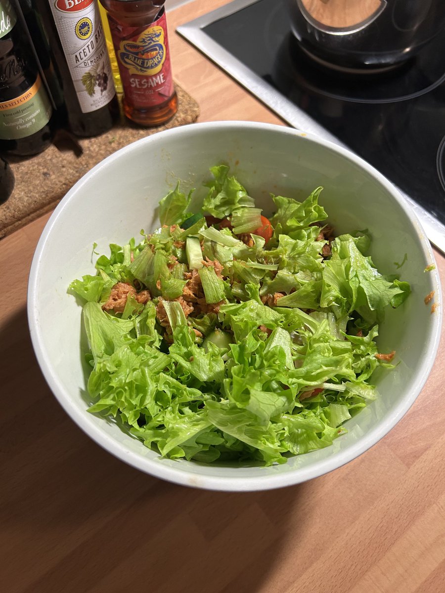 Tonnikalasalaattia illaksi.