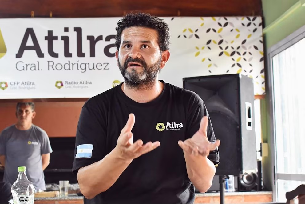 eDairyNewsEs's tweet photo. ⚖️ Cambio de época en la #Justicia:
Ocho dirigentes de #ATILRA fueron procesados por el bloqueo a #LácteosVidal en 2022.
👉 Se los acusa de desbaratamiento de empresa, #amenazas y coerción sindical.
❓¿Debe la Justicia aplicar esta figura legal a los #sindicatos? https://t.co/g5nwvXTtee