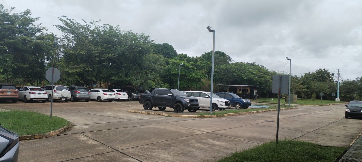 Hasta cuando el <a href="/MINSAPma/">Ministerio de Salud de Panamá</a> #LaMata va a seguir permitiendo que sus funcionarios y usuarios usen mal los estacionamientos, obstaculizando rampas de accesos u salidas de emergencias, habiendo tantos estacionamientos disponibles en el centró de salud.
<a href="/ATTTPanama/">Autoridad del Tránsito</a>