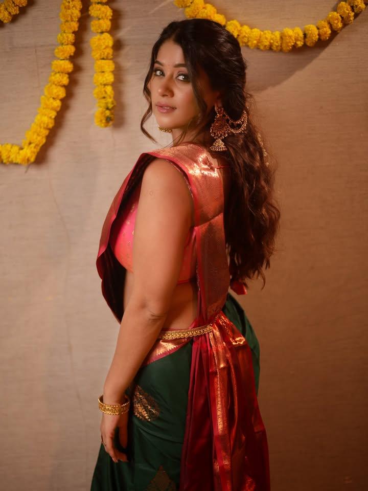 suriyavpps's tweet image. Chandni Bhagwanani 😻💖 Tradition Elegance and charm😍💓 this Onam @AnjaliFanclub shines brighter with her presence 🌸🌼 #ChandniBhagwanani
#actress
#Onam #Onam2025 #OnamSpecial #OnamCelebration