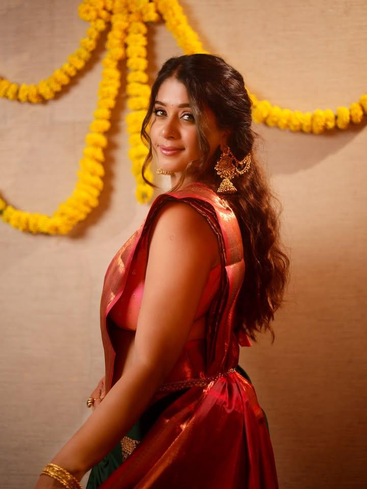 suriyavpps's tweet image. Chandni Bhagwanani 😻💖 Tradition Elegance and charm😍💓 this Onam @AnjaliFanclub shines brighter with her presence 🌸🌼 #ChandniBhagwanani
#actress
#Onam #Onam2025 #OnamSpecial #OnamCelebration