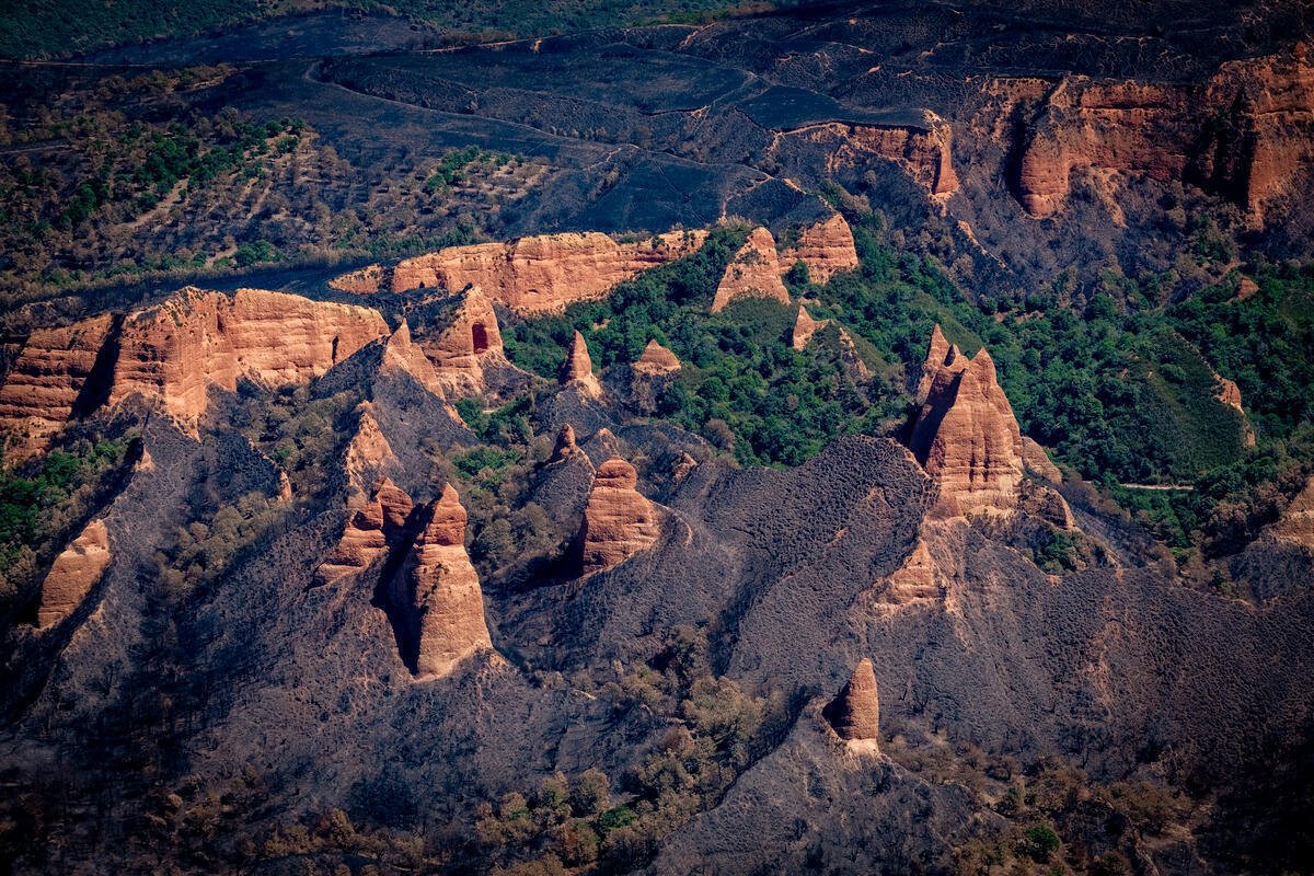 "El paisaje de Las Médulas, la histórica explotación minera romana declarada Patrimonio de la Humanidad por la UNESCO, se ha convertido en uno de los símbolos más visibles de la catástrofe tras verse afectado por los incendios."

<a href="/Greenpeace/">Greenpeace International</a> 📷
<a href="/greenpeace_esp/">Greenpeace España</a> 📷
#Incendios
