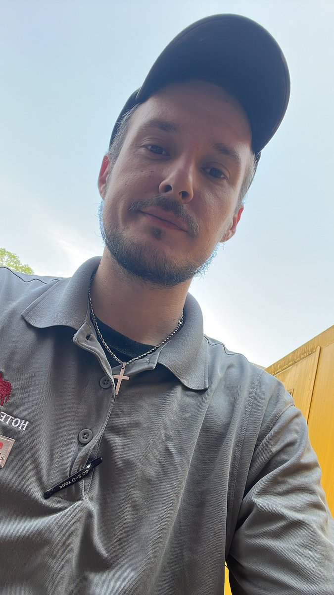 ScragtheScav's tweet image. Good morning my friends ! The Hotel I work at is in chaos mode because the Alabama Football team stays here on the Fridays before home games and barely anyone showed up to work 😒 so.. it’s up to me to get these rooms in order . #FanaticFamily #GamingCommunity #FinallyFriday