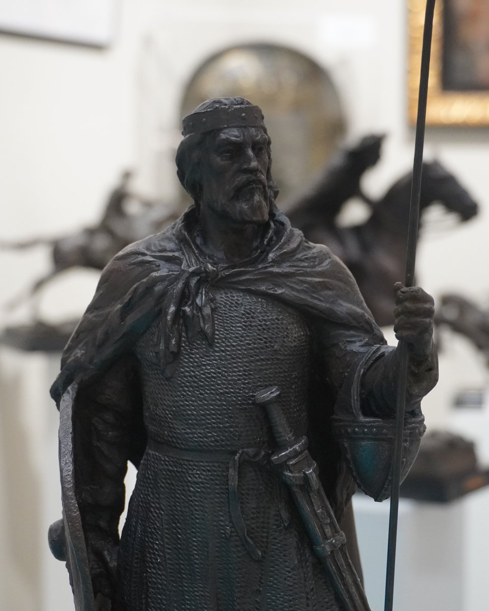 📌​ En Antik encontrarás esculturas históricas: bustos y figuras en bronce, mármol o madera de reyes, filósofos y héroes. Piezas únicas que convierten cualquier espacio en historia hecha arte.