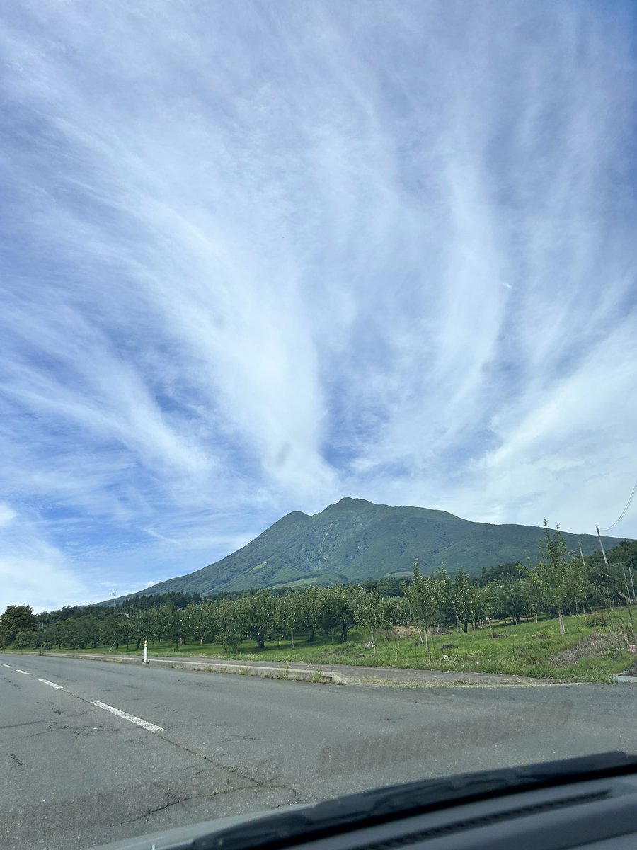 megoco634's tweet photo. ありがとうございます。
パワーいただきます！
綺麗だなー
美しいなぁー
#青森県 #岩木山神社 #岩木山 
#白雲大龍神 
#龍神雲 #龍神様 https://t.co/9SHiH7c4np