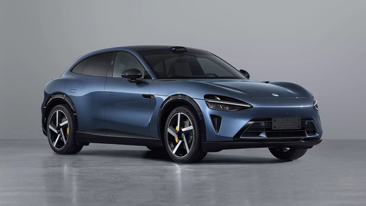 alex_barashkov's tweet image. On one side, we have the freshly released BMW i3($60k). On the other side, the latest releases from China – Xpeng P7 and Xiaomi YU7 both for ~$40k in full spec. 

Which one would you choose?