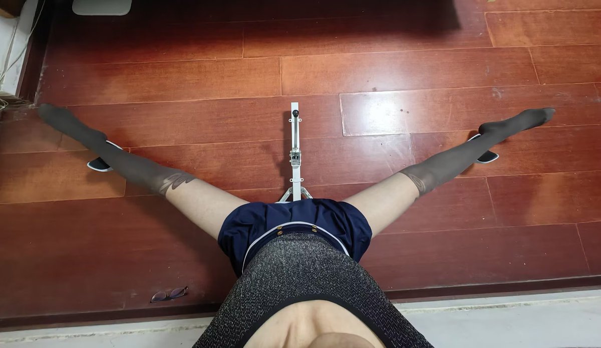 tianyecd0's tweet photo. 想练成一字马 https://t.co/bOyN73FEIu