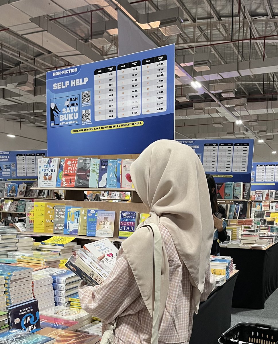 Ke BBW beli buku cuma 4, tapi antrinya sampe 1 jam lebih:”