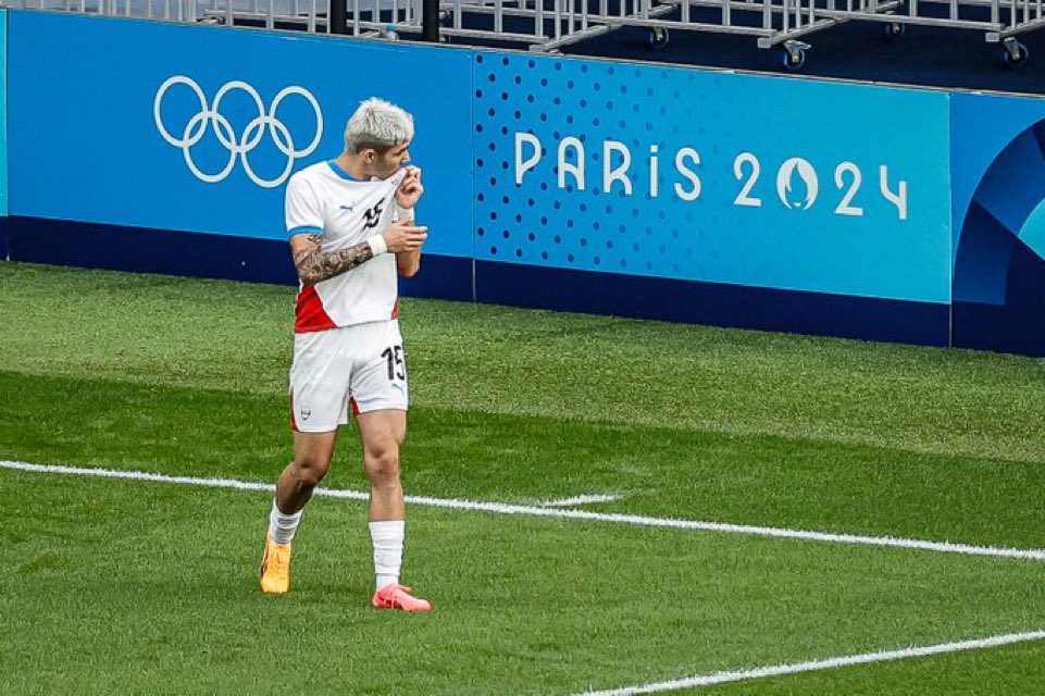 La falta que hizo el “egocéntrico” anoche. 
Está clasificación es en mucha parte gracias a vos Julio, Con 20 años no te escondías para intentar algo diferente cuando la selección era un desastre. 
A pesar de ser injustamente odiado por este pueblo, nunca dijiste una mala palabra.