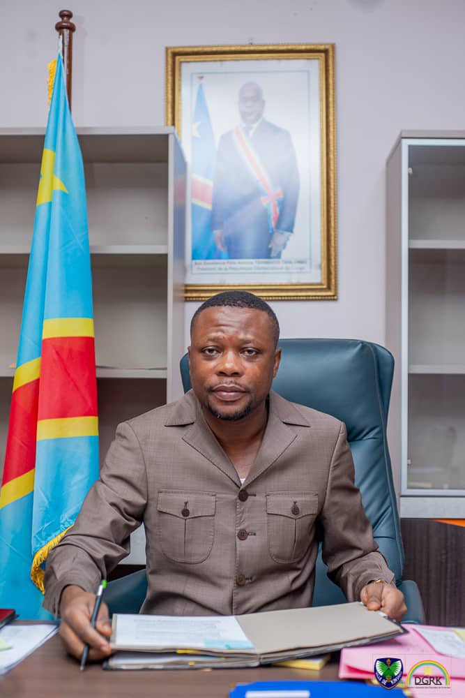 🔴 Kinshasa : Le Chargé de mission de la DGRK, <a href="/KajaGerard/">Gerard Kaja</a> , scelle plusieurs entreprises dont Afriland First Bank et Rawbank La Couronne pour non-paiement d’impôts. Message clair : plus de tolérance pour les sociétés non solvables. #DGRK #Fiscalité #Kinshasa