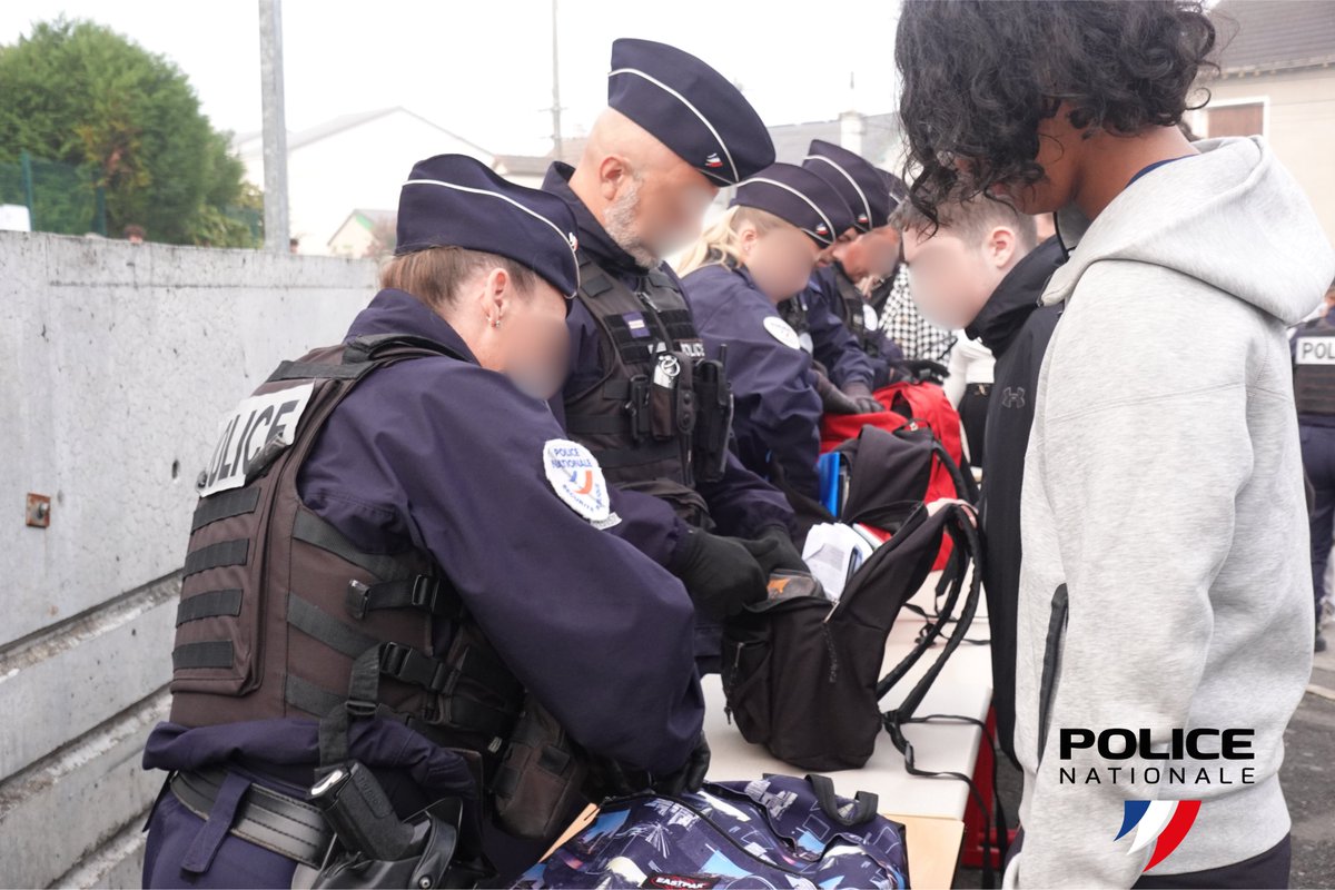 PoliceNat72's tweet image. #Sécurité | Ce vendredi 5 sept., policiers et lycées Hélène Boucher &amp;amp; Funay au #Mans ont contrôlé 410 élèves pour prévenir #armes et objets dangereux. 🔹 2 élèves de menuiserie avaient des outils : rappel de l’obligation de les laisser en lieu sécurisé.