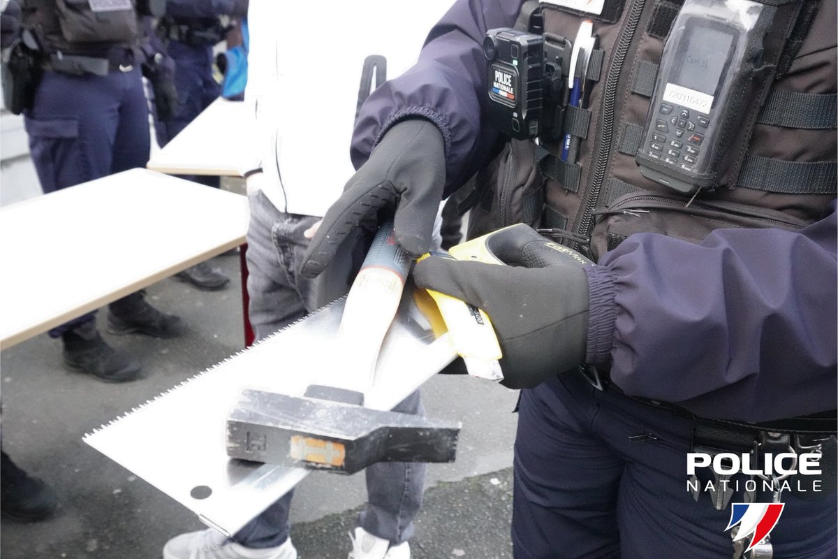PoliceNat72's tweet image. #Sécurité | Ce vendredi 5 sept., policiers et lycées Hélène Boucher &amp;amp; Funay au #Mans ont contrôlé 410 élèves pour prévenir #armes et objets dangereux. 🔹 2 élèves de menuiserie avaient des outils : rappel de l’obligation de les laisser en lieu sécurisé.